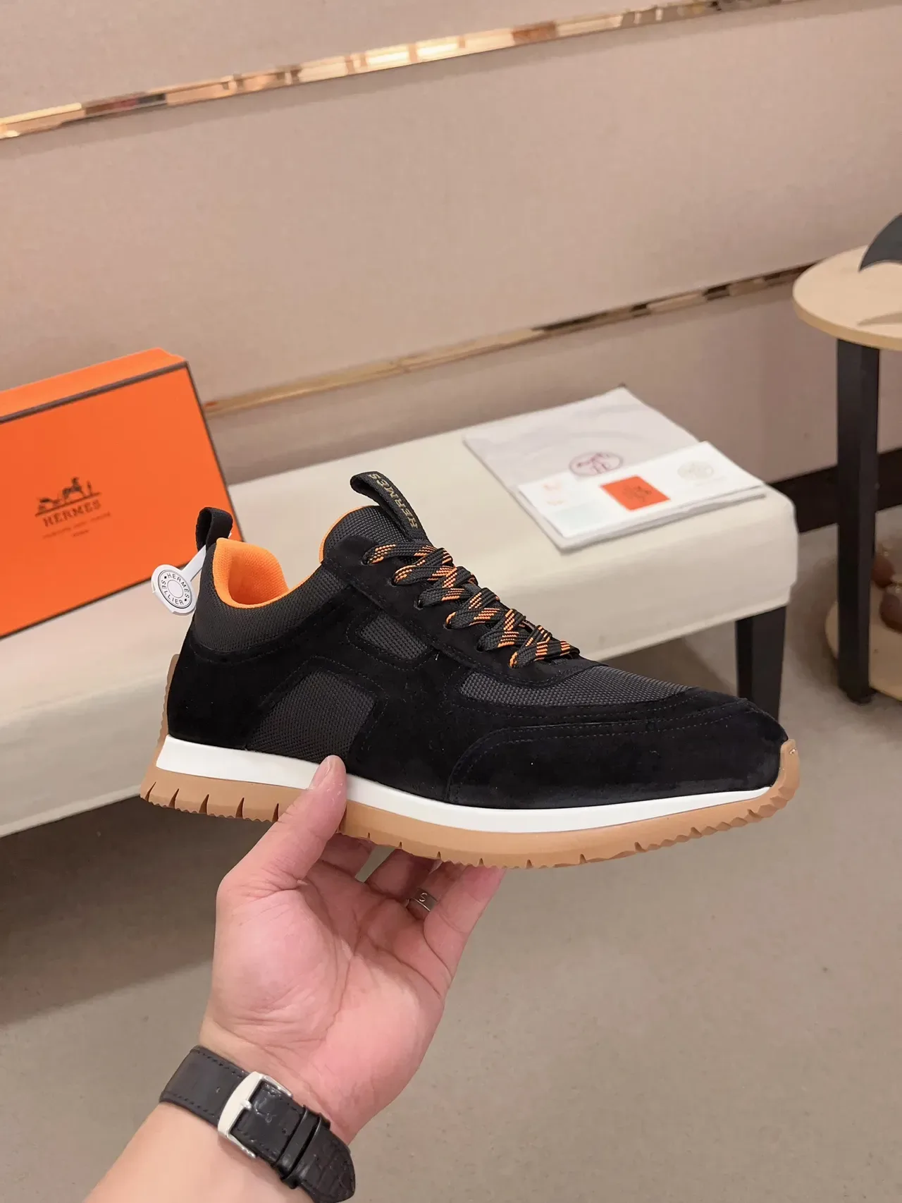 Hermès Sneaker Lifestyle Preto e Laranja Camurça e Malha 5