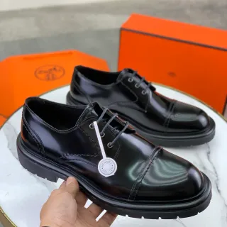 Hermès Chaussures Oxford en Cuir Noir Poli avec Cap-Toe