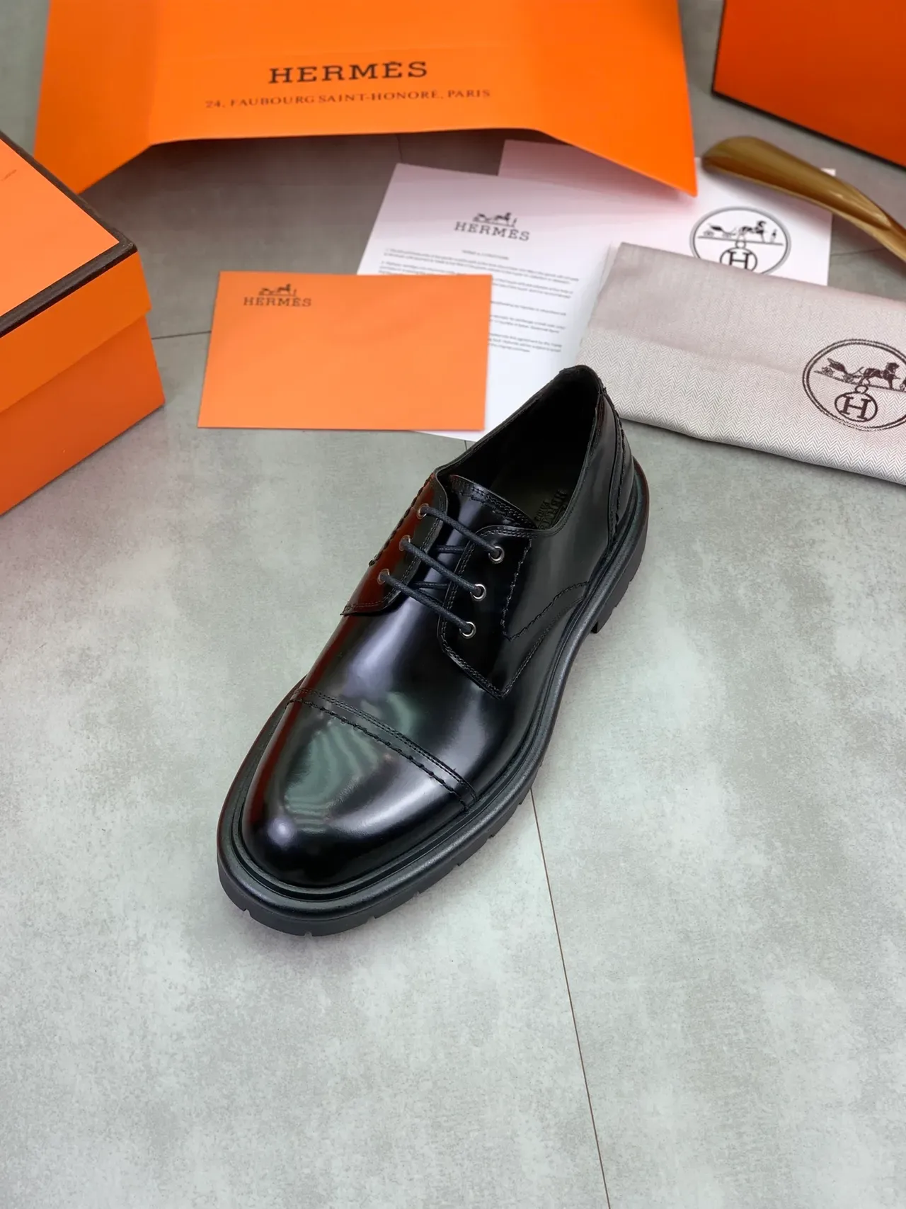 Hermès Chaussures Oxford en Cuir Noir Poli avec Cap-Toe 4