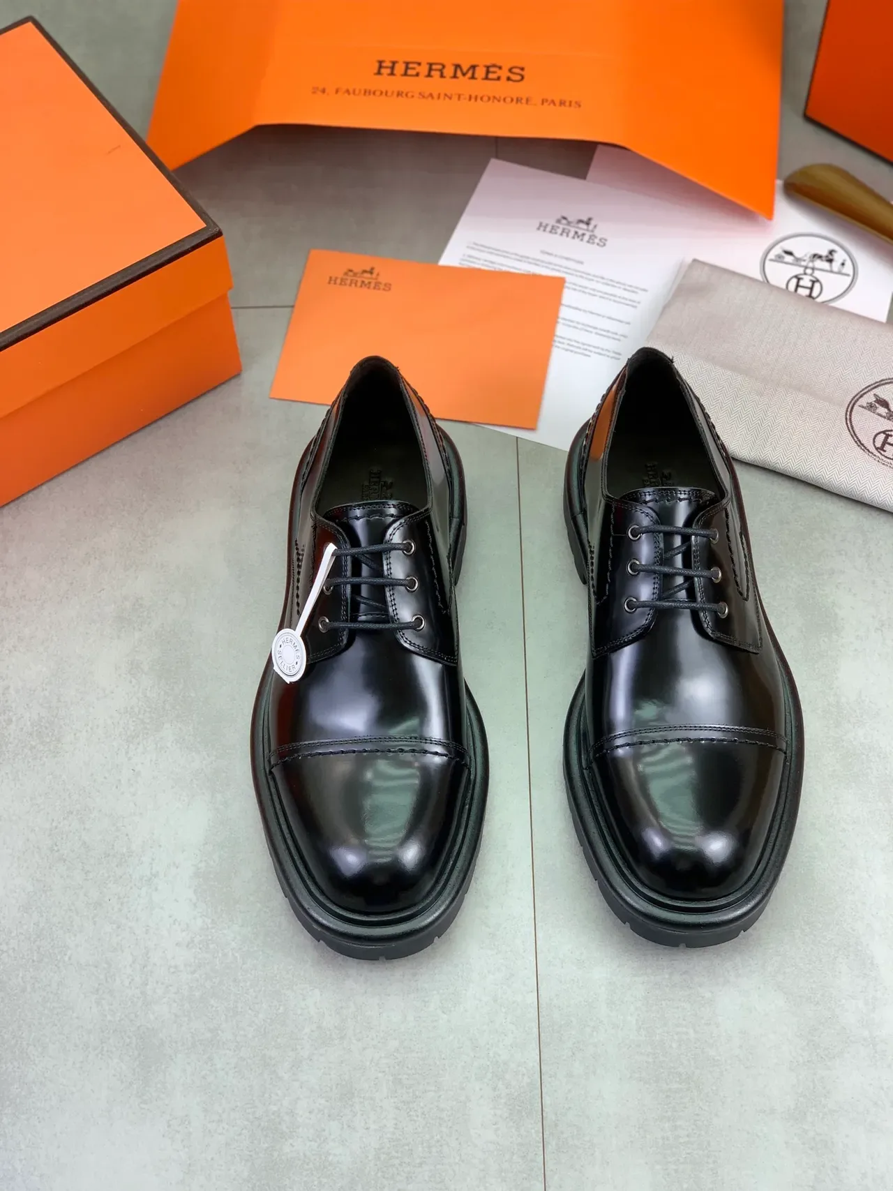 Hermès Chaussures Oxford en Cuir Noir Poli avec Cap-Toe 5