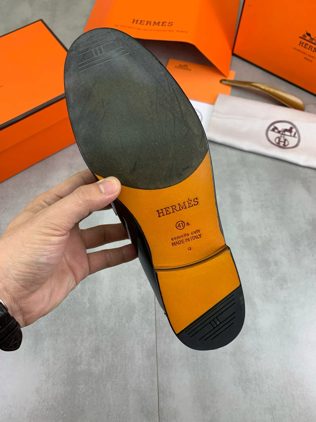 Hermès Moccasin Noir Doré en Cuir Verni avec Bride à Boucle 3