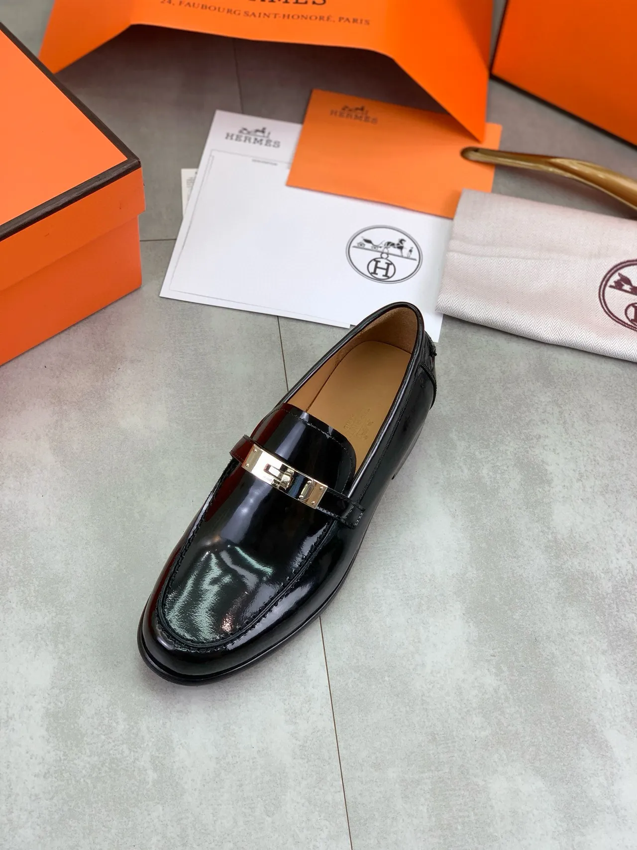 Hermès Moccasin Noir Doré en Cuir Verni avec Bride à Boucle 4