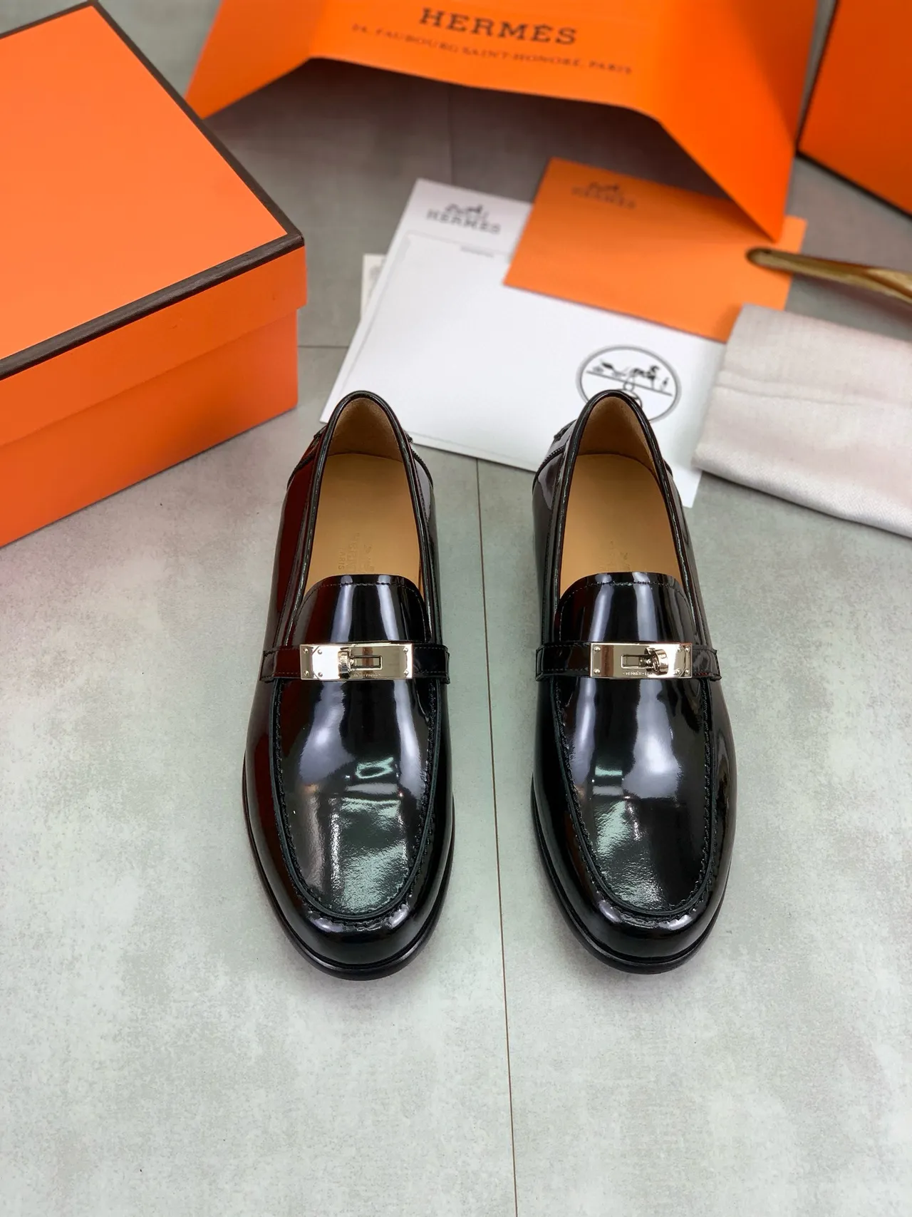 Hermès Moccasin Noir Doré en Cuir Verni avec Bride à Boucle 5