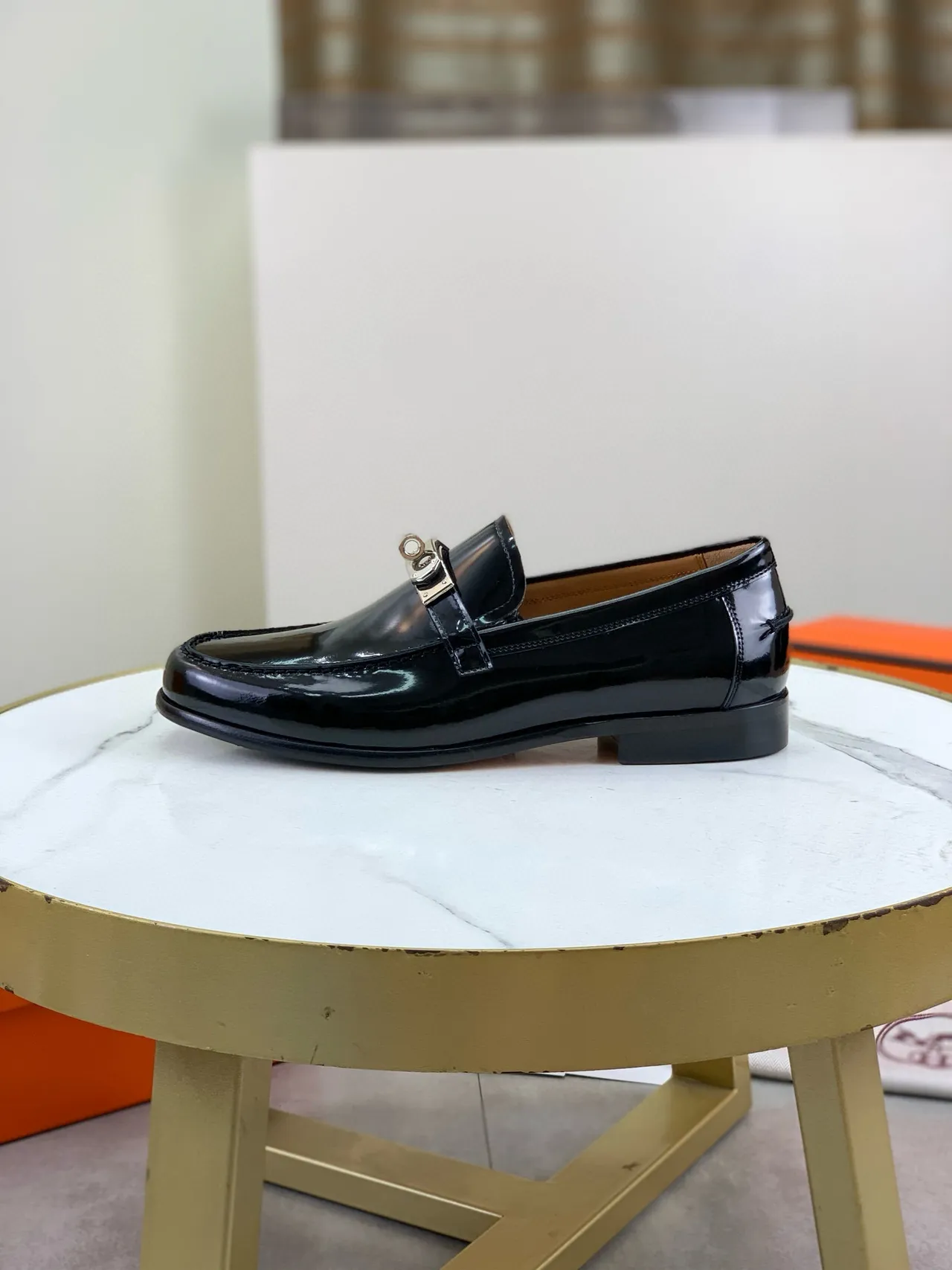 Hermès Moccasin Noir Doré en Cuir Verni avec Bride à Boucle 6
