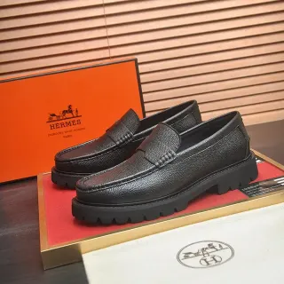 Hermès 黑色颗粒皮便士带乐福鞋