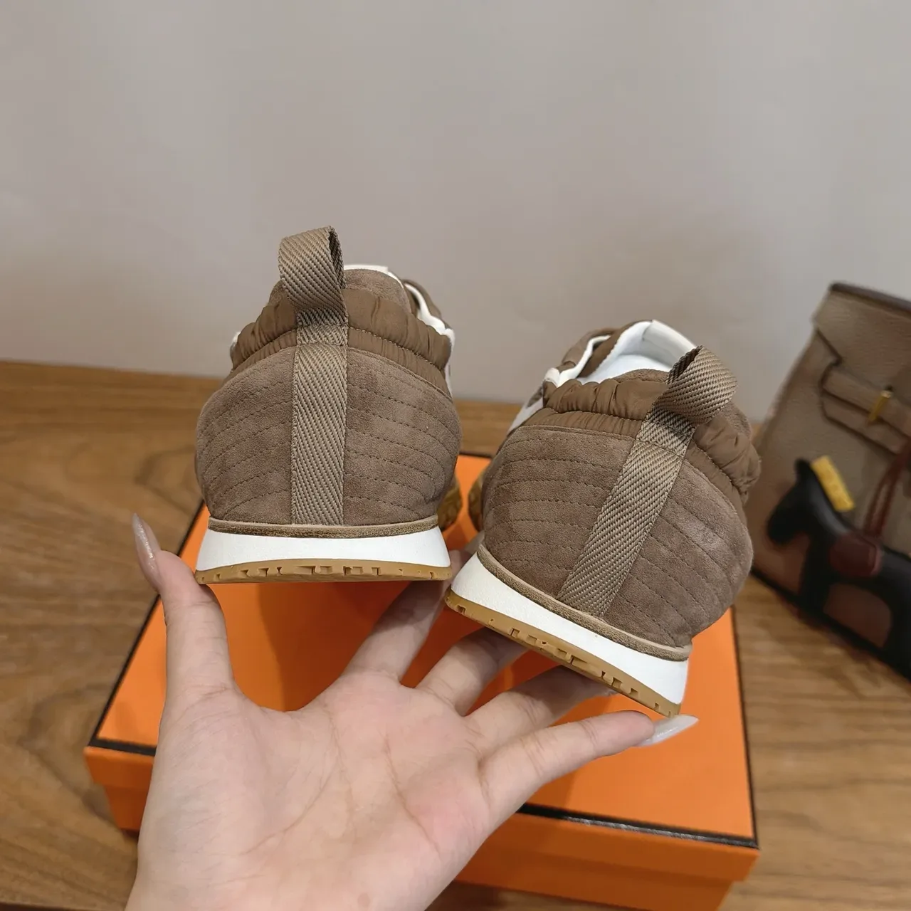 Hermès Marrom e Branco H-Logo Sneakers Lifestyle 2