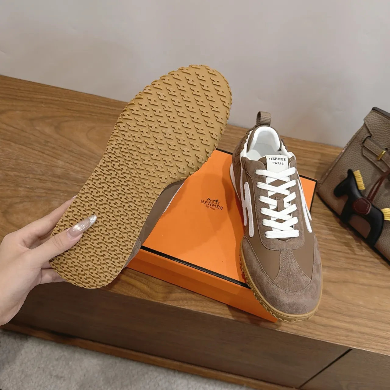 Hermès Marrom e Branco H-Logo Sneakers Lifestyle 3