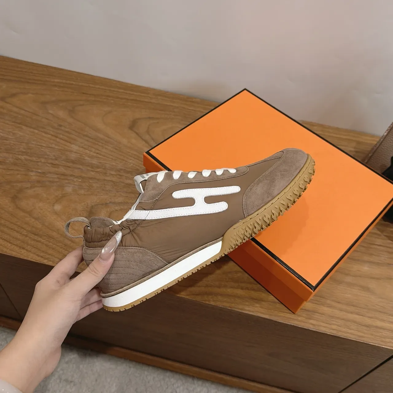 Hermès Marrom e Branco H-Logo Sneakers Lifestyle 4