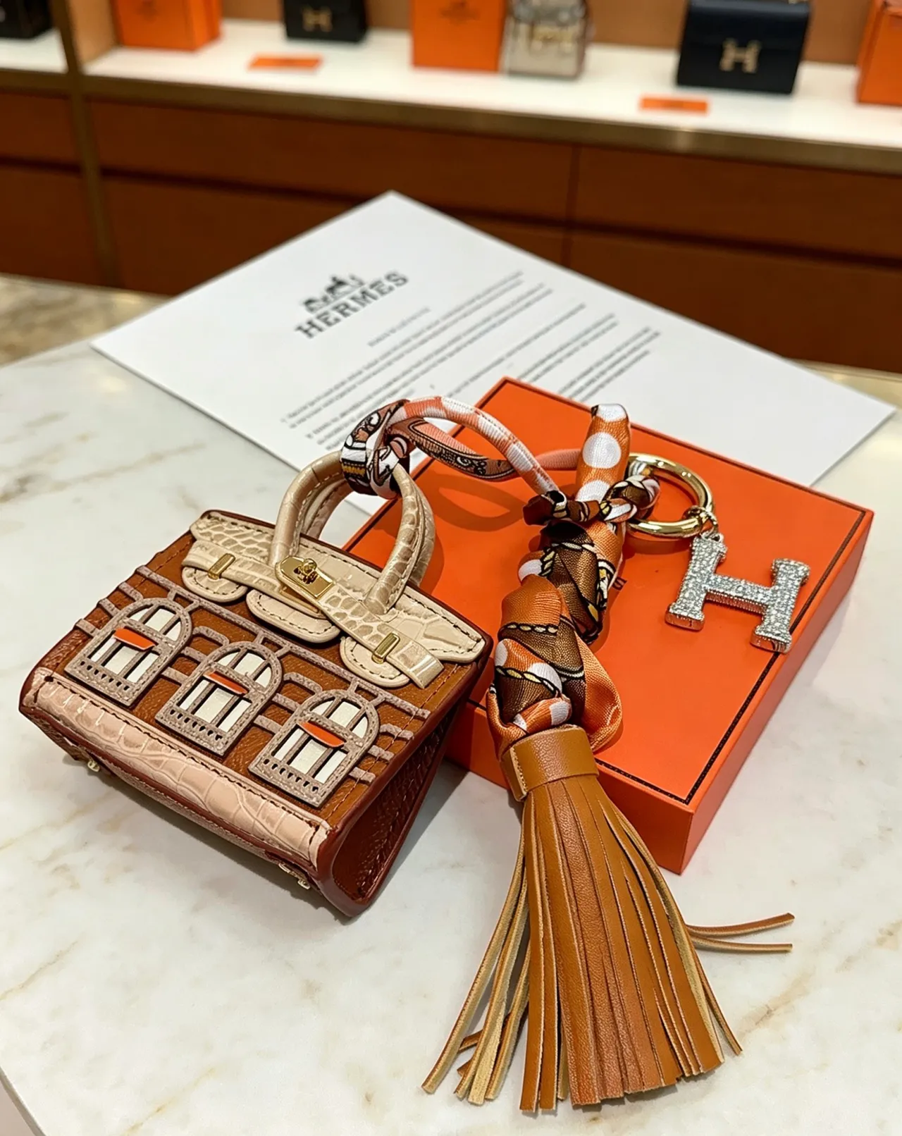 Hermès 棕褐米色 迷你 建筑图案 鳄鱼压花 皮革 手提袋 3