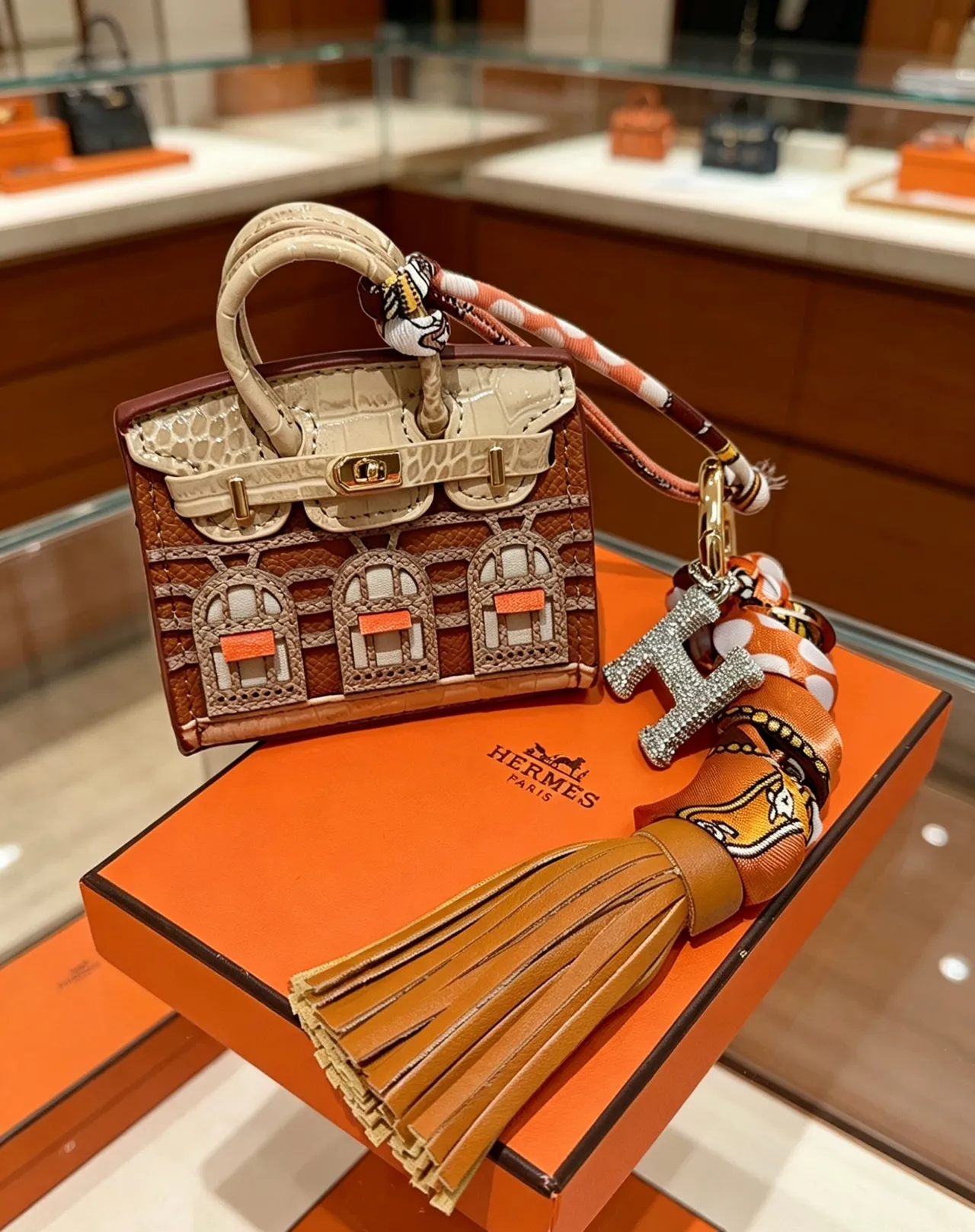 Hermès 棕褐米色 迷你 建筑图案 鳄鱼压花 皮革 手提袋 4