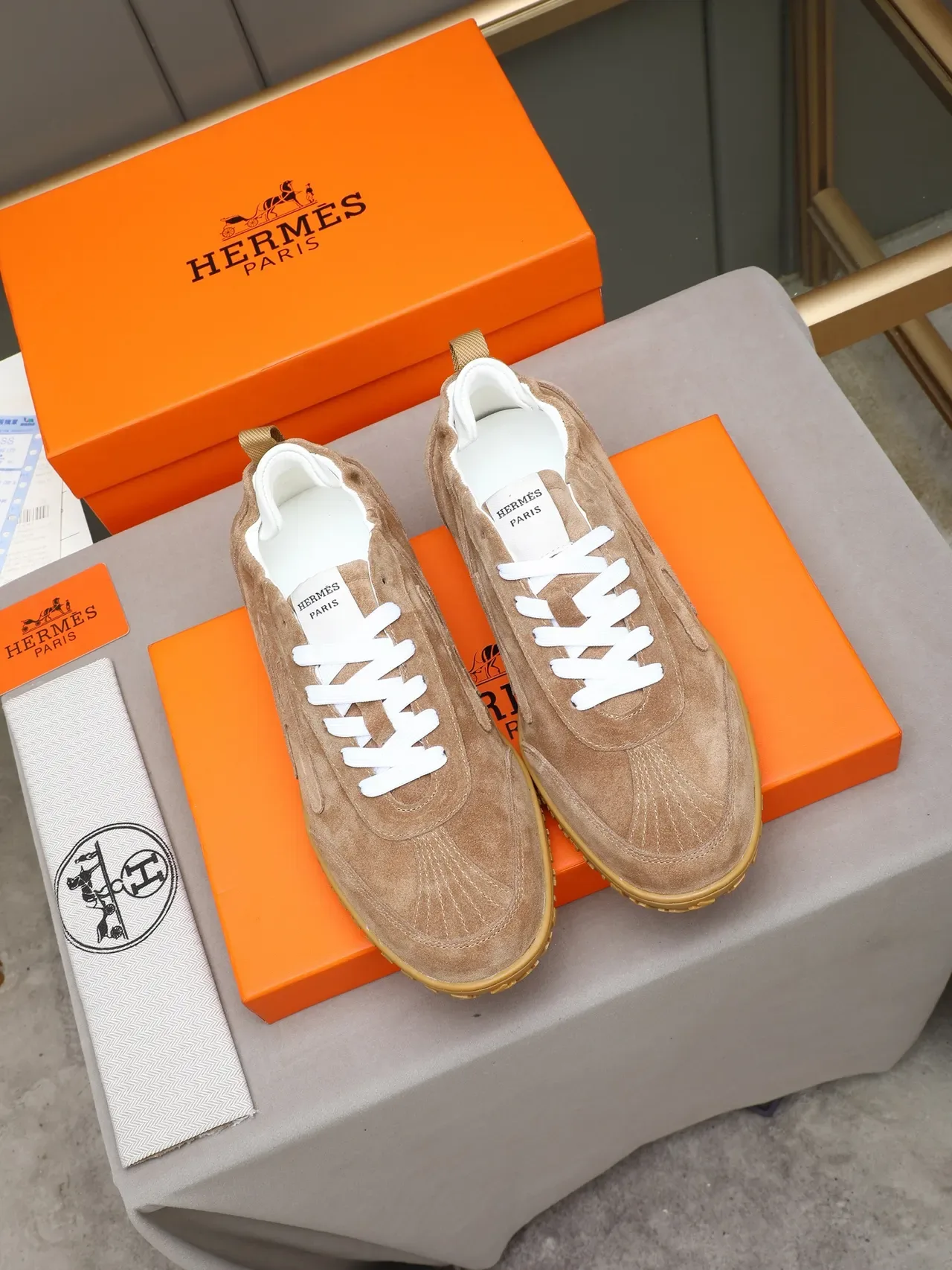 Hermès भूरा सफेद सुड अपर गम रबर आउटसोल स्नीकर 2
