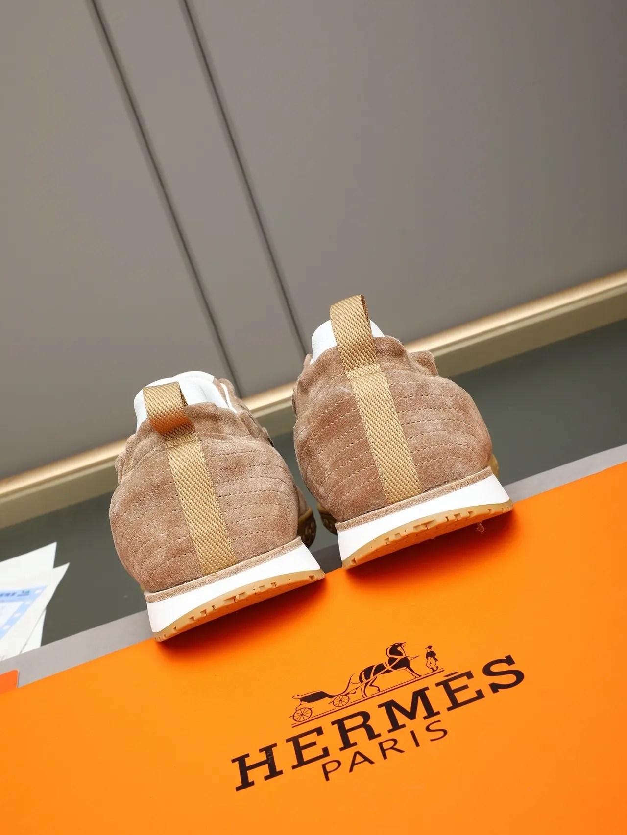 Hermès भूरा सफेद सुड अपर गम रबर आउटसोल स्नीकर 3