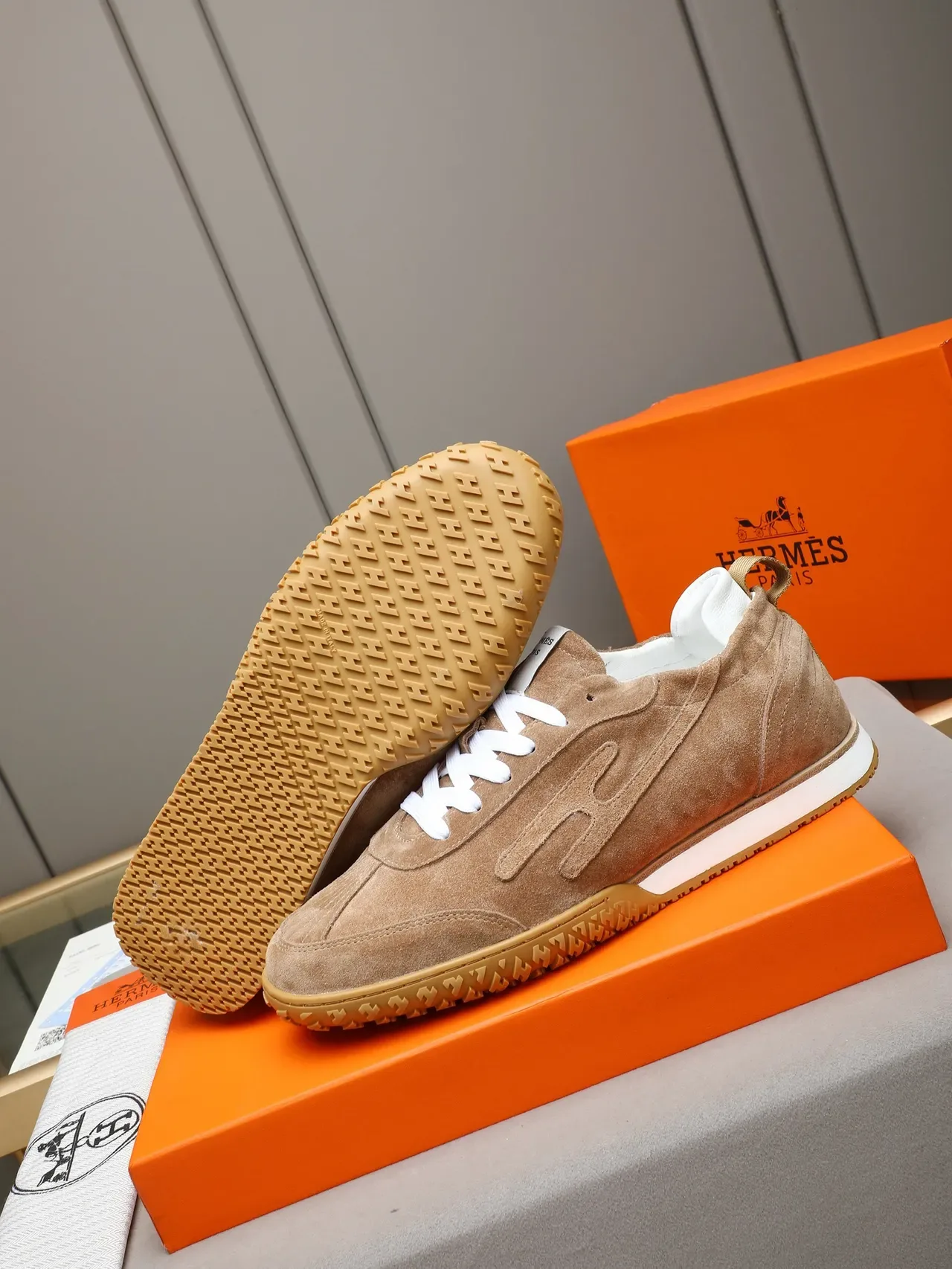 Hermès भूरा सफेद सुड अपर गम रबर आउटसोल स्नीकर 4