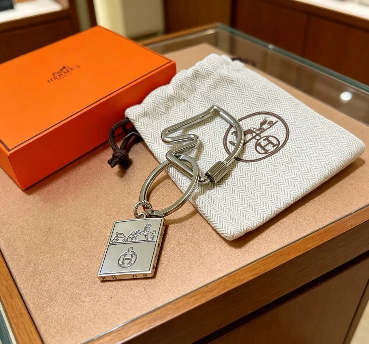 Hermès Calèche Motif Keyring Silver White Polished Metal Engraved Bracelet 2
