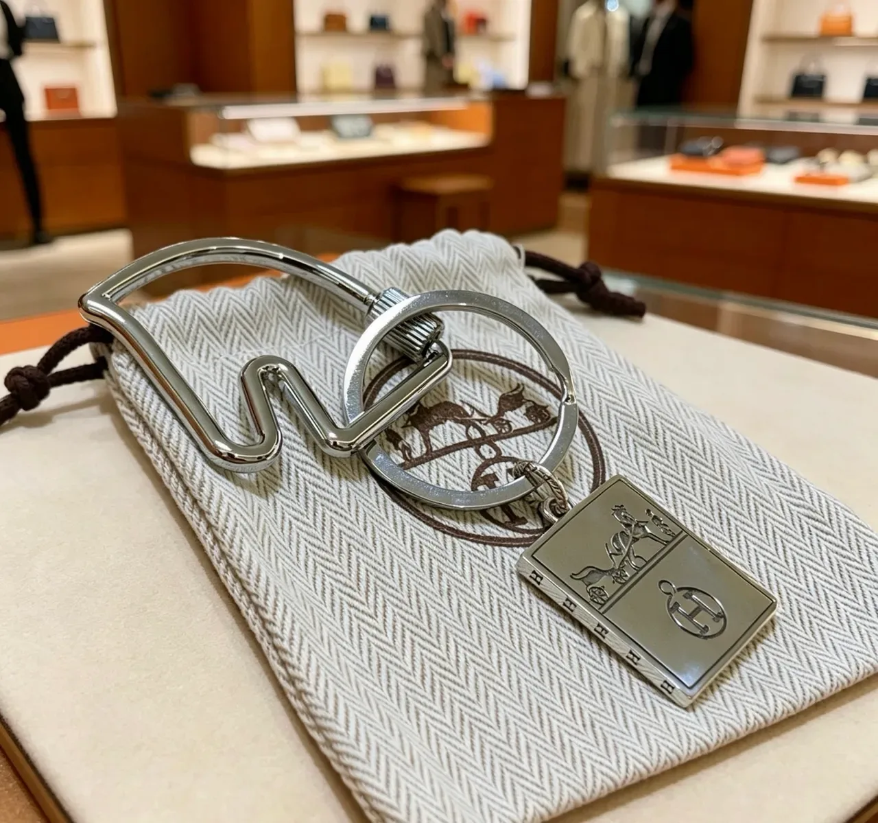 Hermès Calèche Motif Keyring Silver White Polished Metal Engraved Bracelet 3
