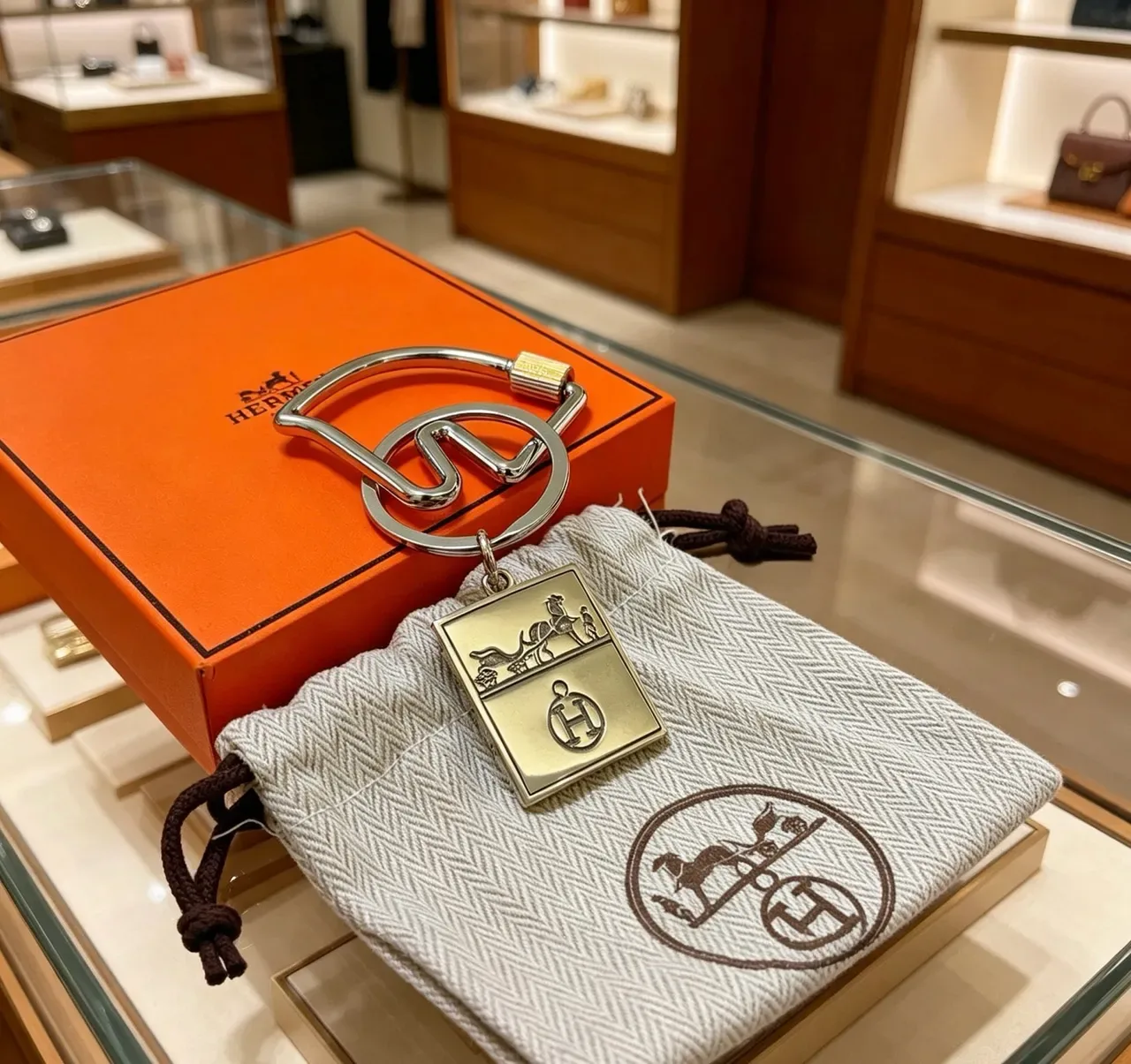 Hermès Calèche Motif Keyring Silver White Polished Metal Engraved Bracelet 4