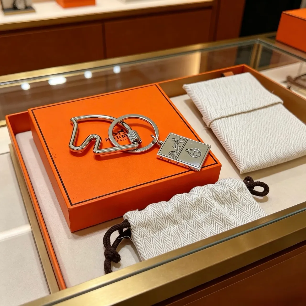 Hermès Calèche Motif Keyring Silver White Polished Metal Engraved Bracelet 5