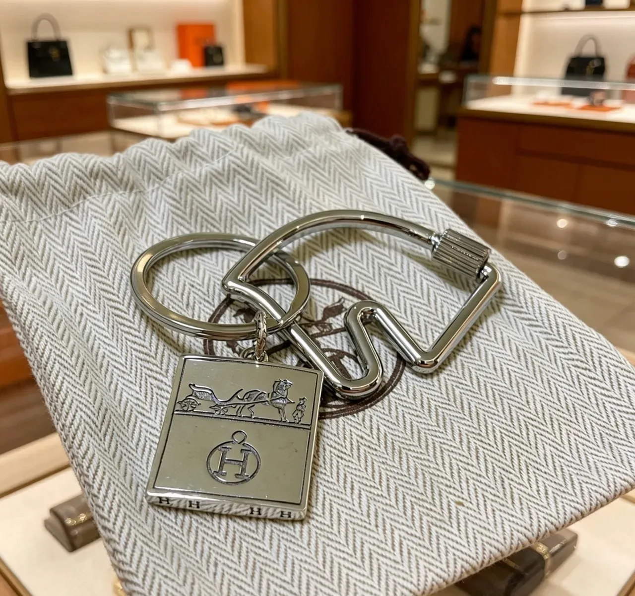 Hermès Calèche Motif Keyring Silver White Polished Metal Engraved Bracelet 6