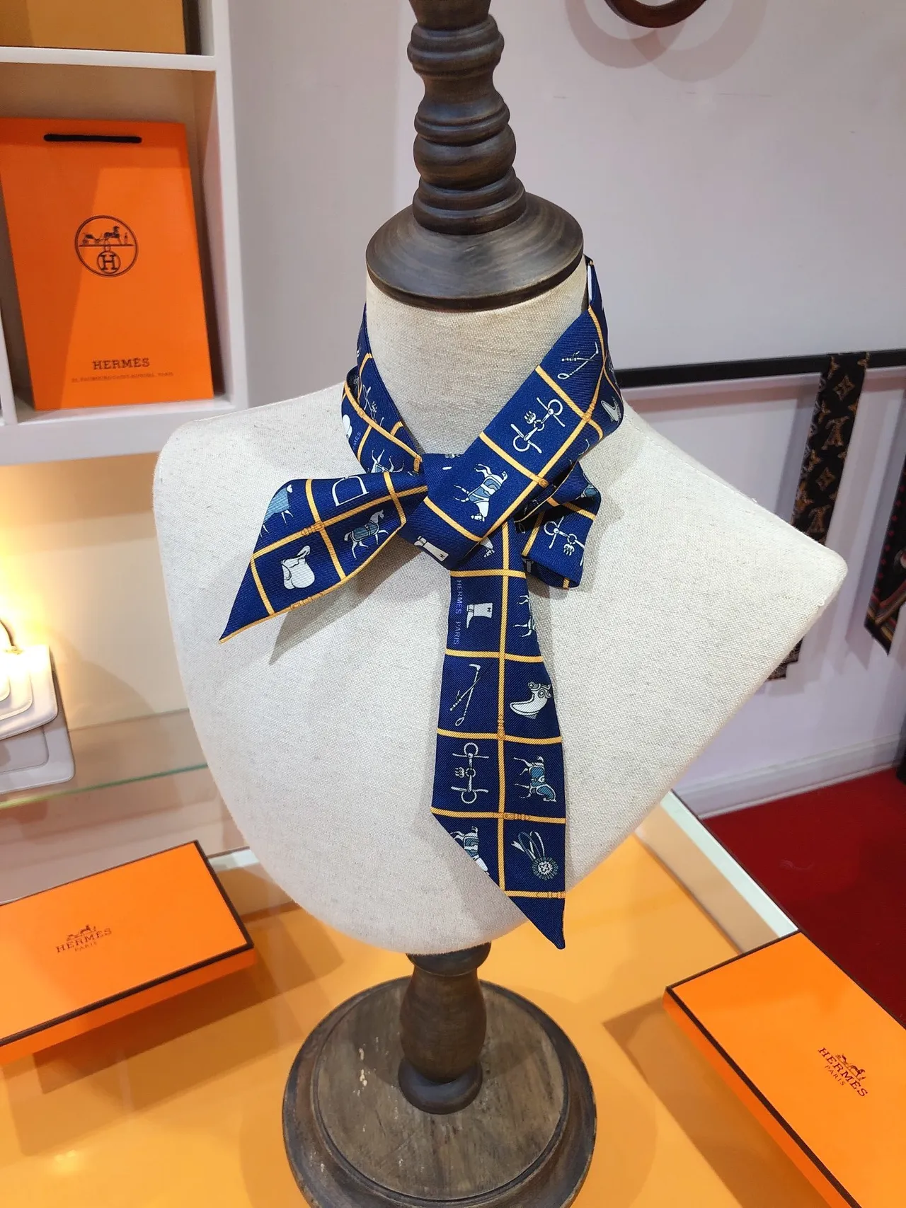 Hermès Carré de l’Écuyer Navy Yellow Silk Twill Grid Pattern Necktie 7