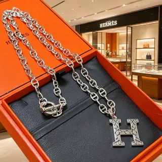 Hermès Chaine d'Ancre 银色黑色链条 大号压纹 'H' 坠饰项链
