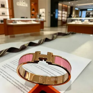 Hermès Clic H 粉色鳄鱼皮革和玫瑰金色刚性手镯