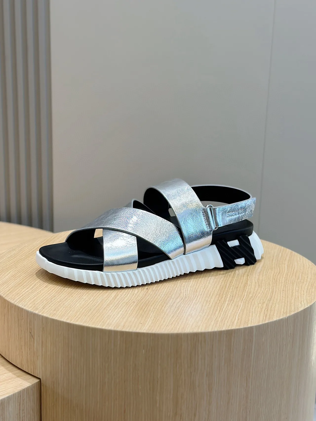 Hermès Sandalias con tiras cruzadas plateadas metálicas casual 2