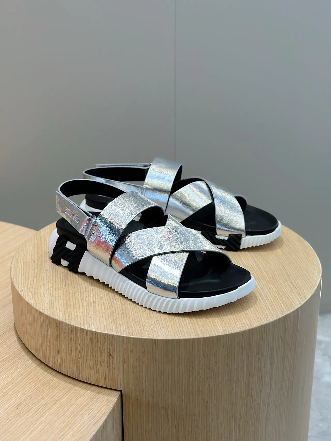 Hermès Sandalias con tiras cruzadas plateadas metálicas casual 3