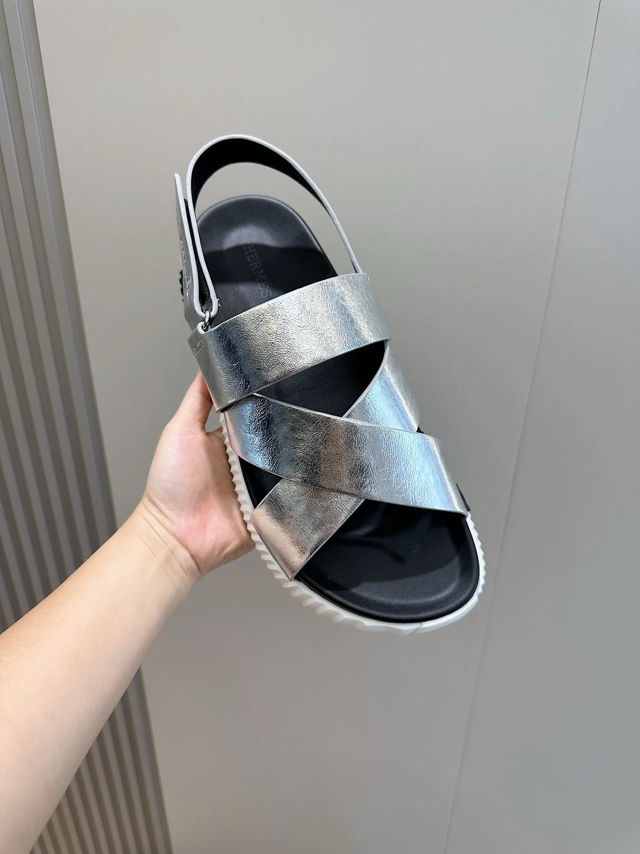 Hermès Sandalias con tiras cruzadas plateadas metálicas casual 4
