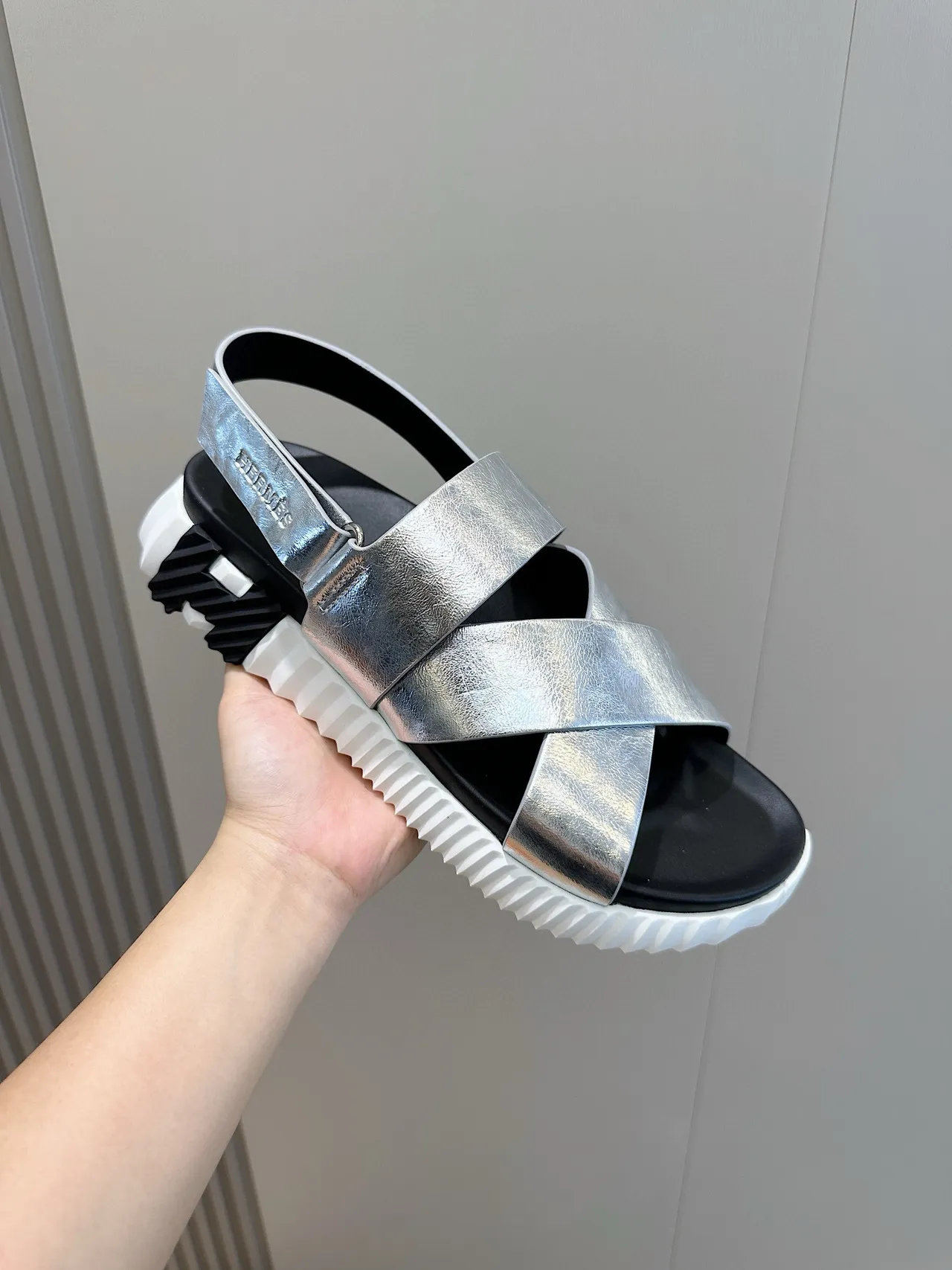 Hermès Sandalias con tiras cruzadas plateadas metálicas casual 5