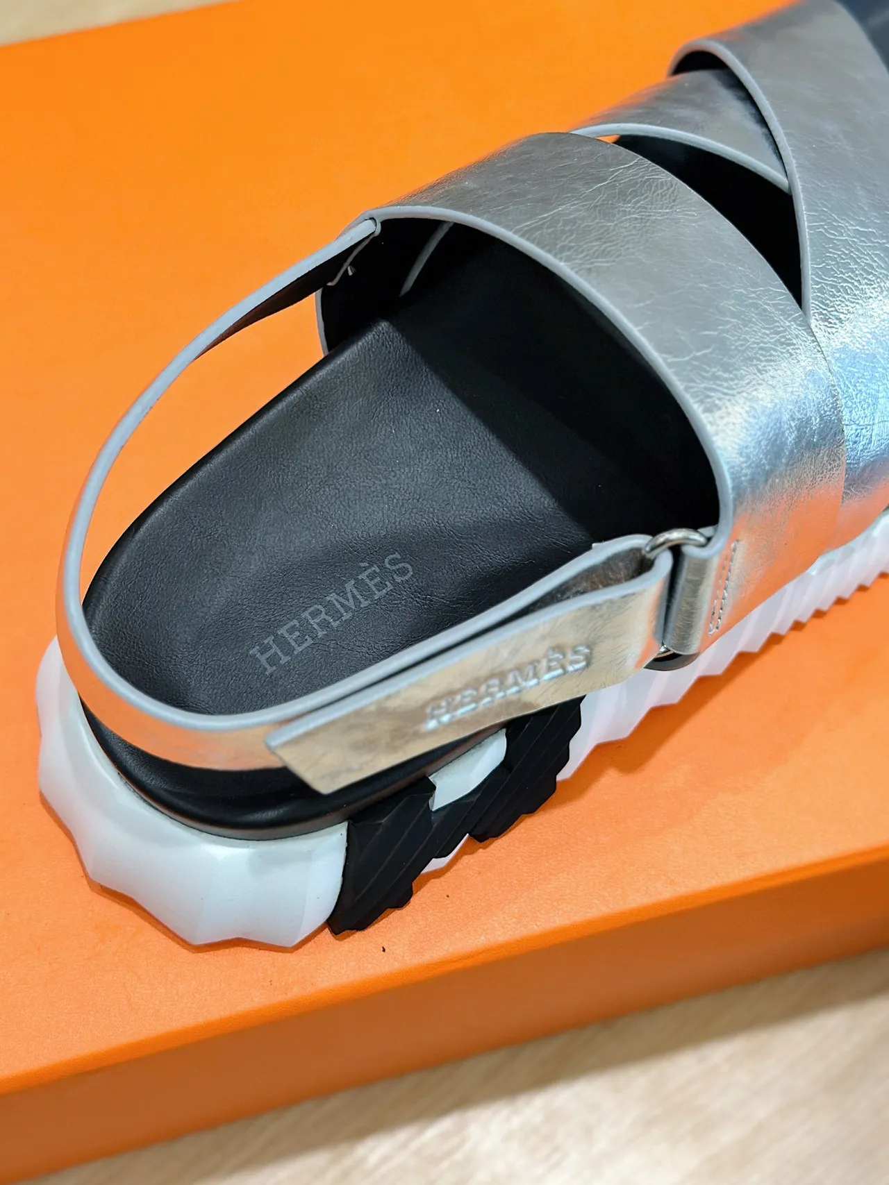 Hermès Sandalias con tiras cruzadas plateadas metálicas casual 6