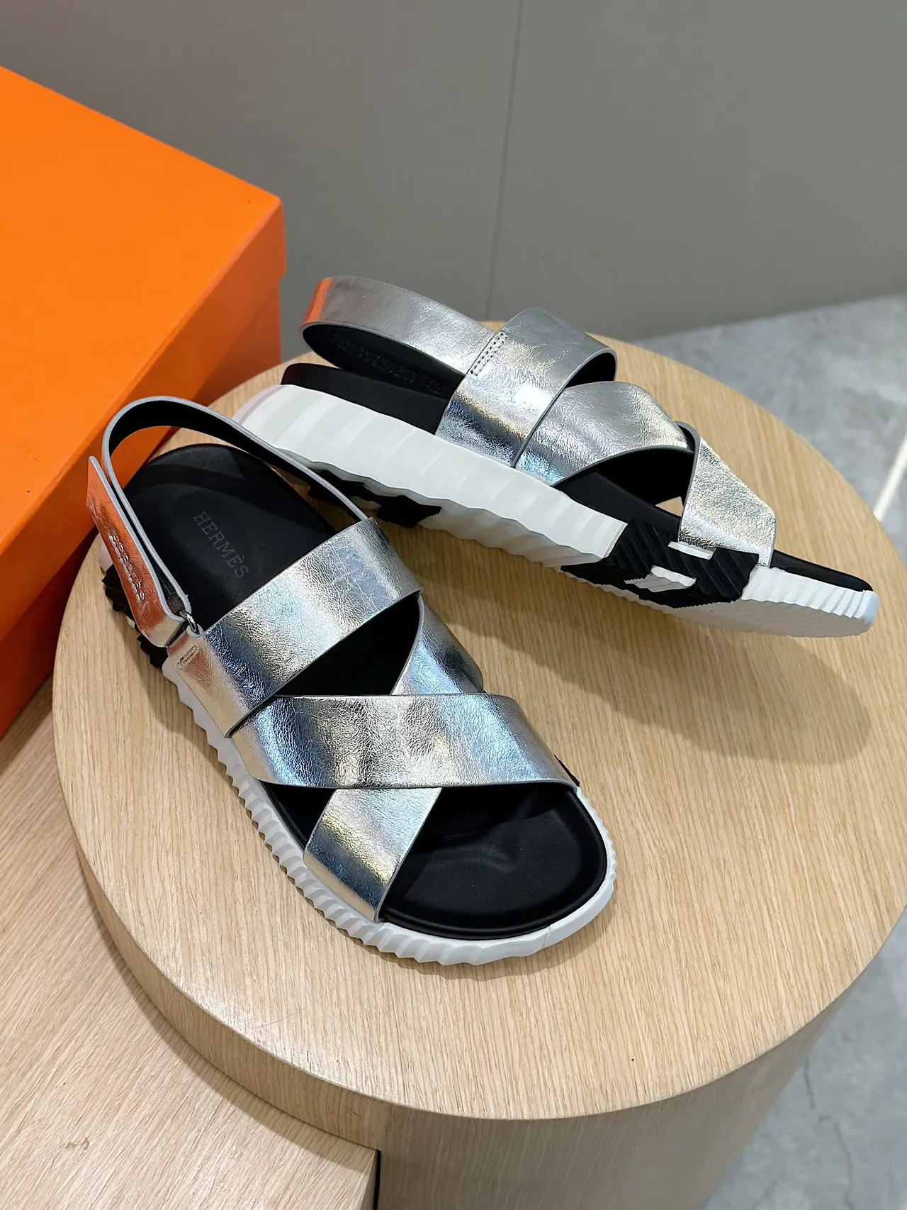 Hermès Sandalias con tiras cruzadas plateadas metálicas casual 7