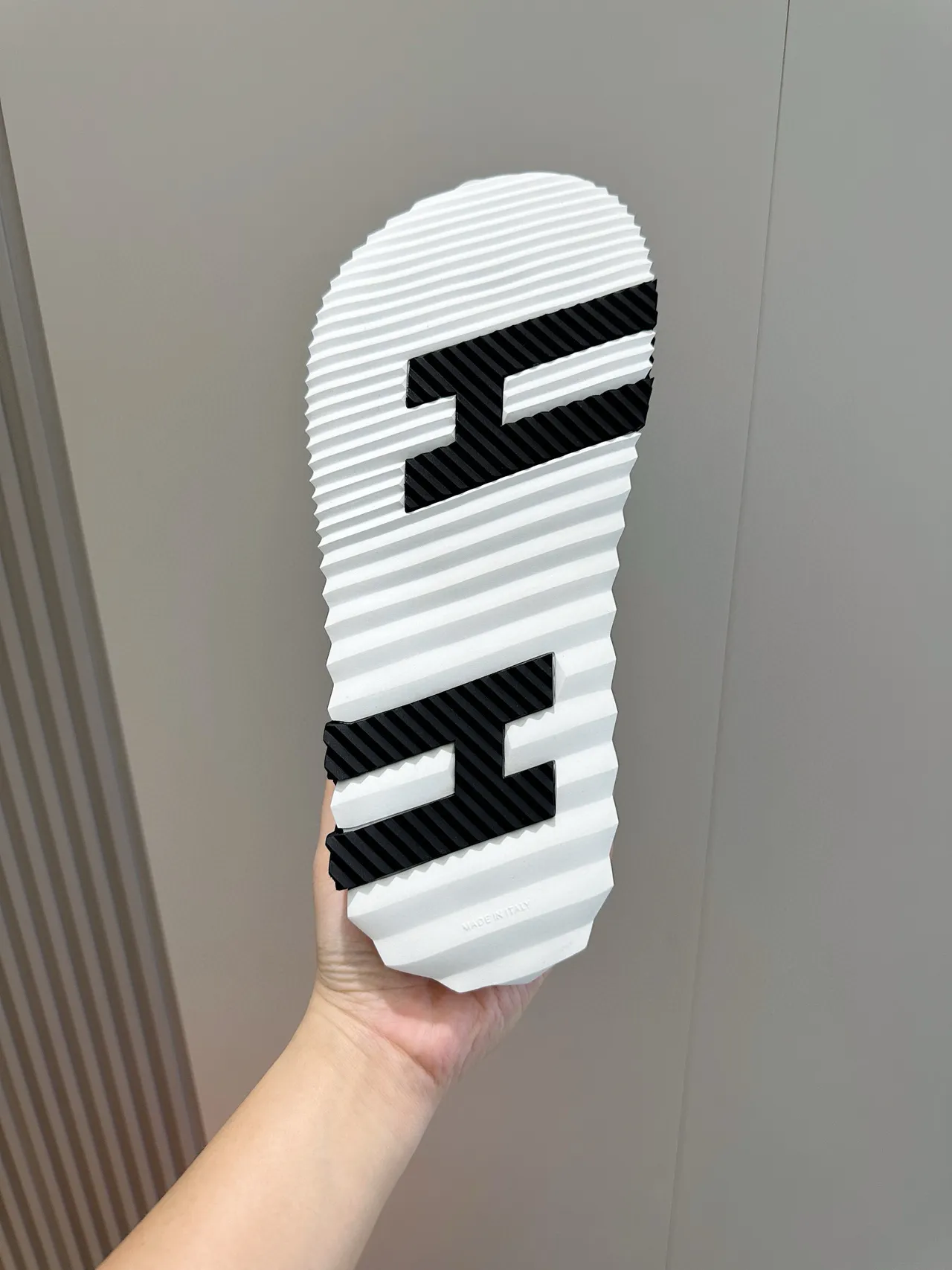 Hermès Sandalias con tiras cruzadas plateadas metálicas casual 8