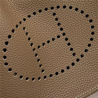 Hermès Evelyne مثقب H Logo جلد التبغ حقيبة تحت الإبط 16