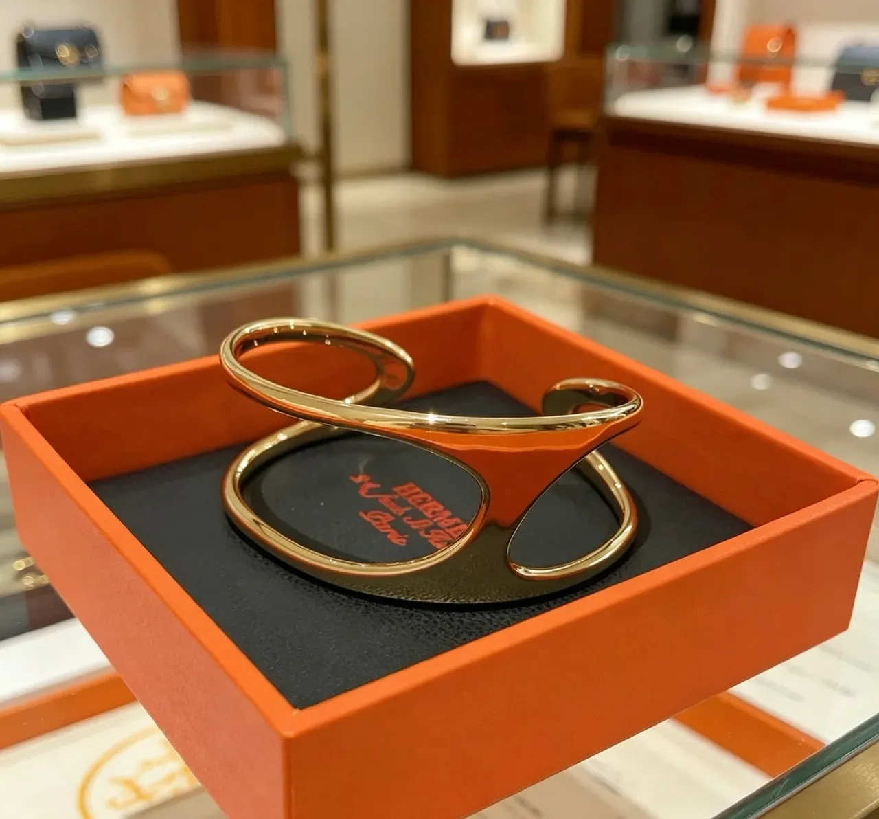 Hermès 金黑雕塑抛光手链 3