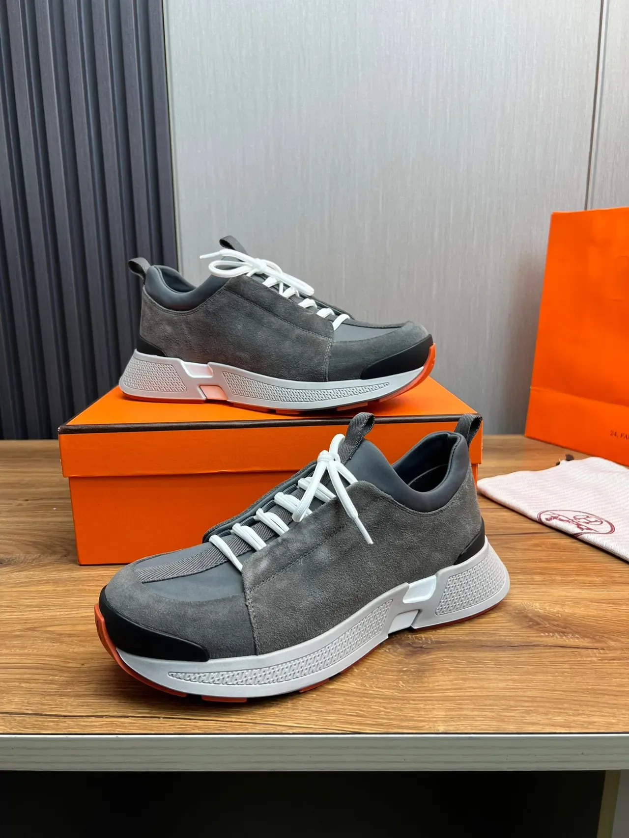 Hermès Tênis Cinza Laranja Ante Cordões Brancos 4