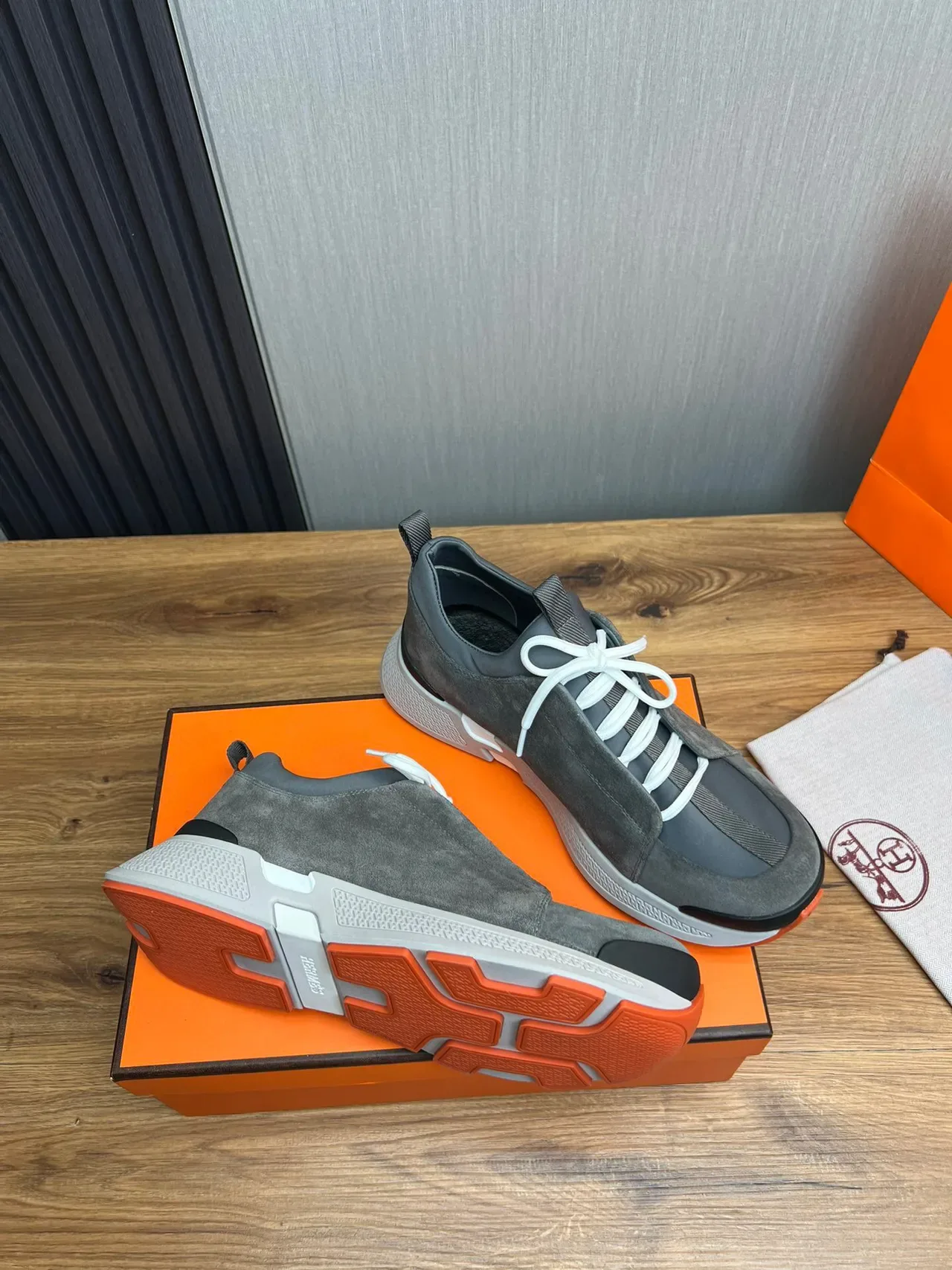 Hermès Tênis Cinza Laranja Ante Cordões Brancos 6