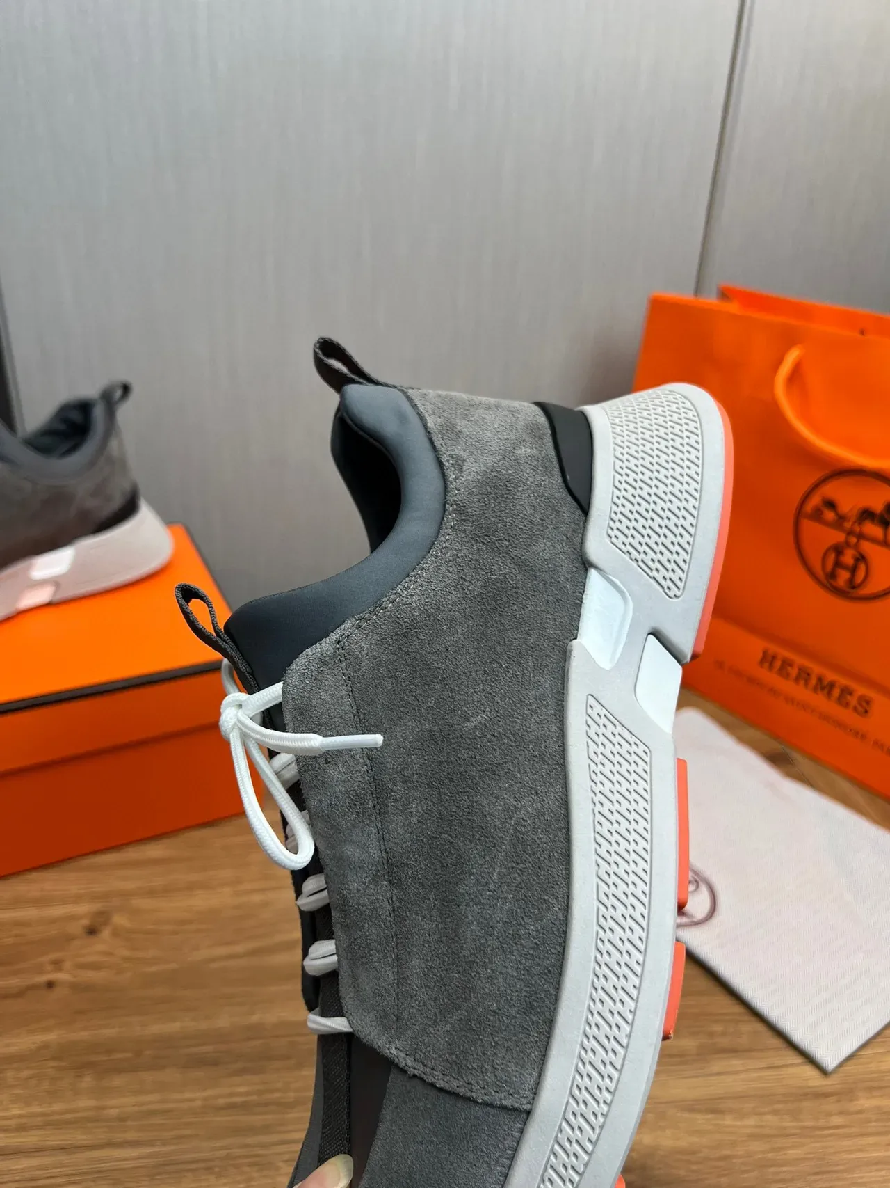 Hermès Tênis Cinza Laranja Ante Cordões Brancos 9