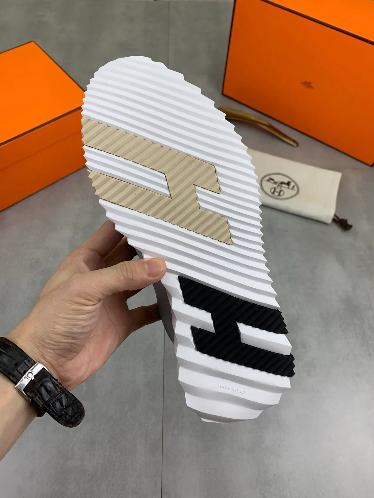 Hermès Gris Blanco Ante-Cuero Híbrido Cordones Planos Sneakers Lifestyle 3