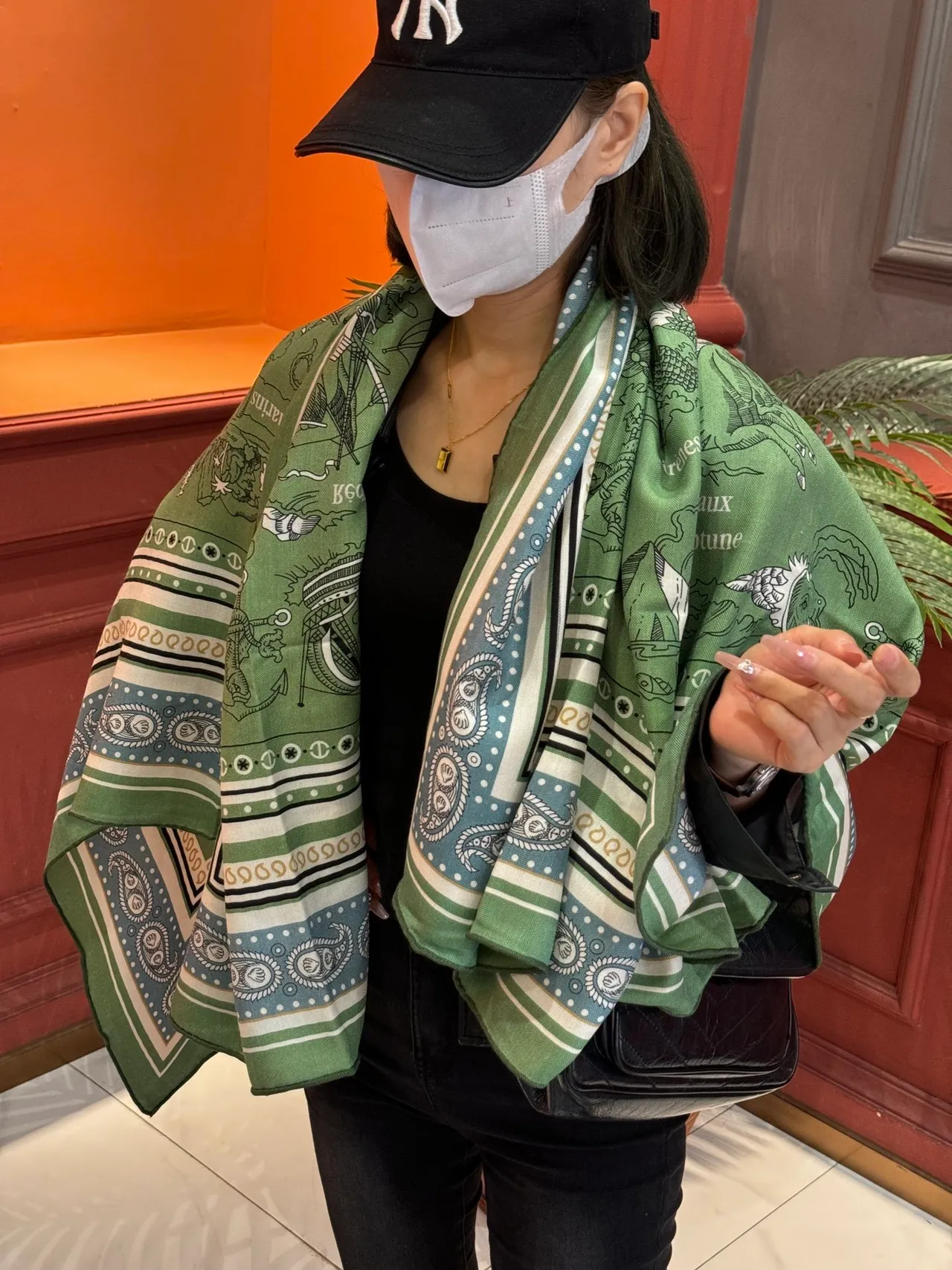 Hermès Bufanda de seda verde y azul estampada con motivo de ancla y delfín, borde de paisley 2
