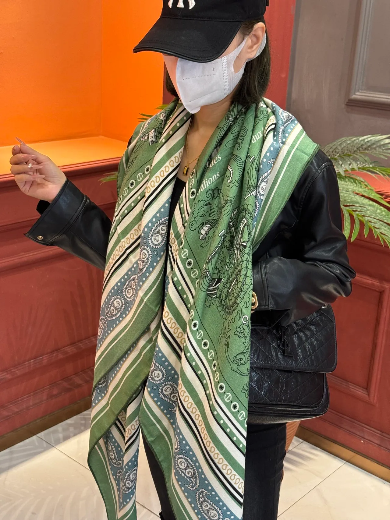 Hermès Bufanda de seda verde y azul estampada con motivo de ancla y delfín, borde de paisley 3