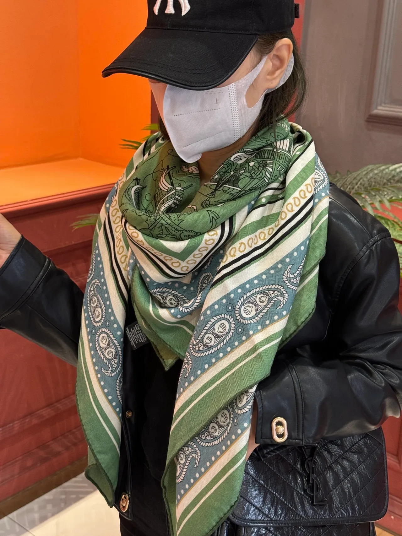 Hermès Bufanda de seda verde y azul estampada con motivo de ancla y delfín, borde de paisley 4