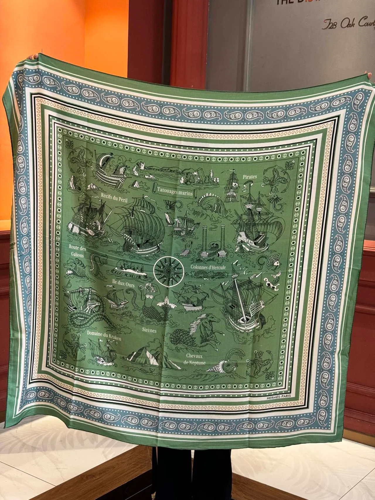 Hermès Bufanda de seda verde y azul estampada con motivo de ancla y delfín, borde de paisley 9