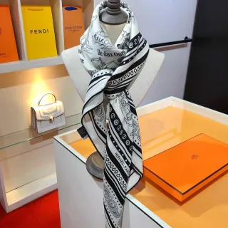 Hermès Ile dux Ours écharpe de soie noire et blanche