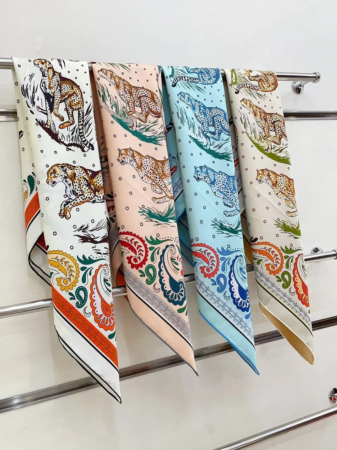 Hermès Pañuelo de seda beige con estampado de leopardo y paisley 4