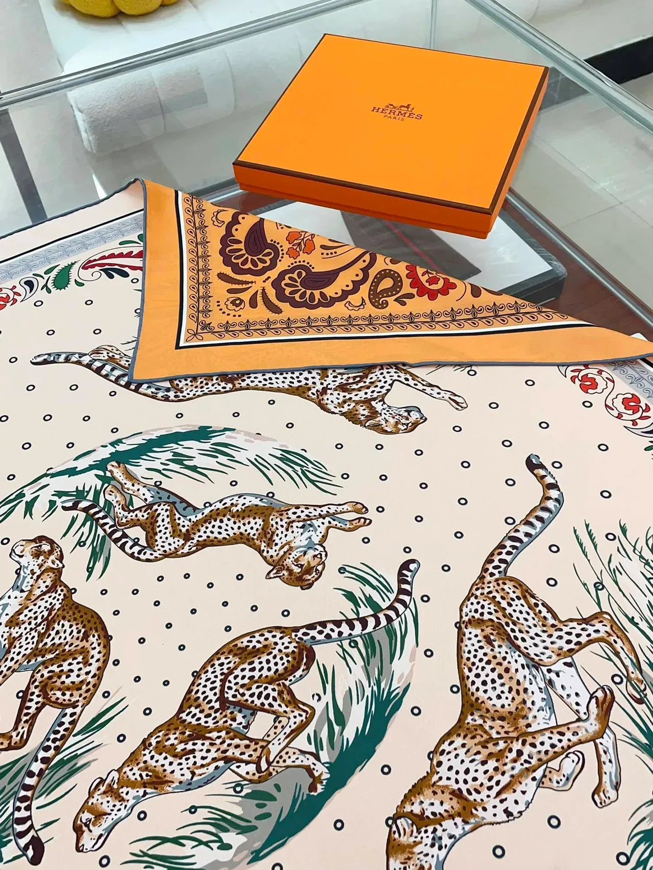 Hermès Pañuelo de seda beige con estampado de leopardo y paisley 7