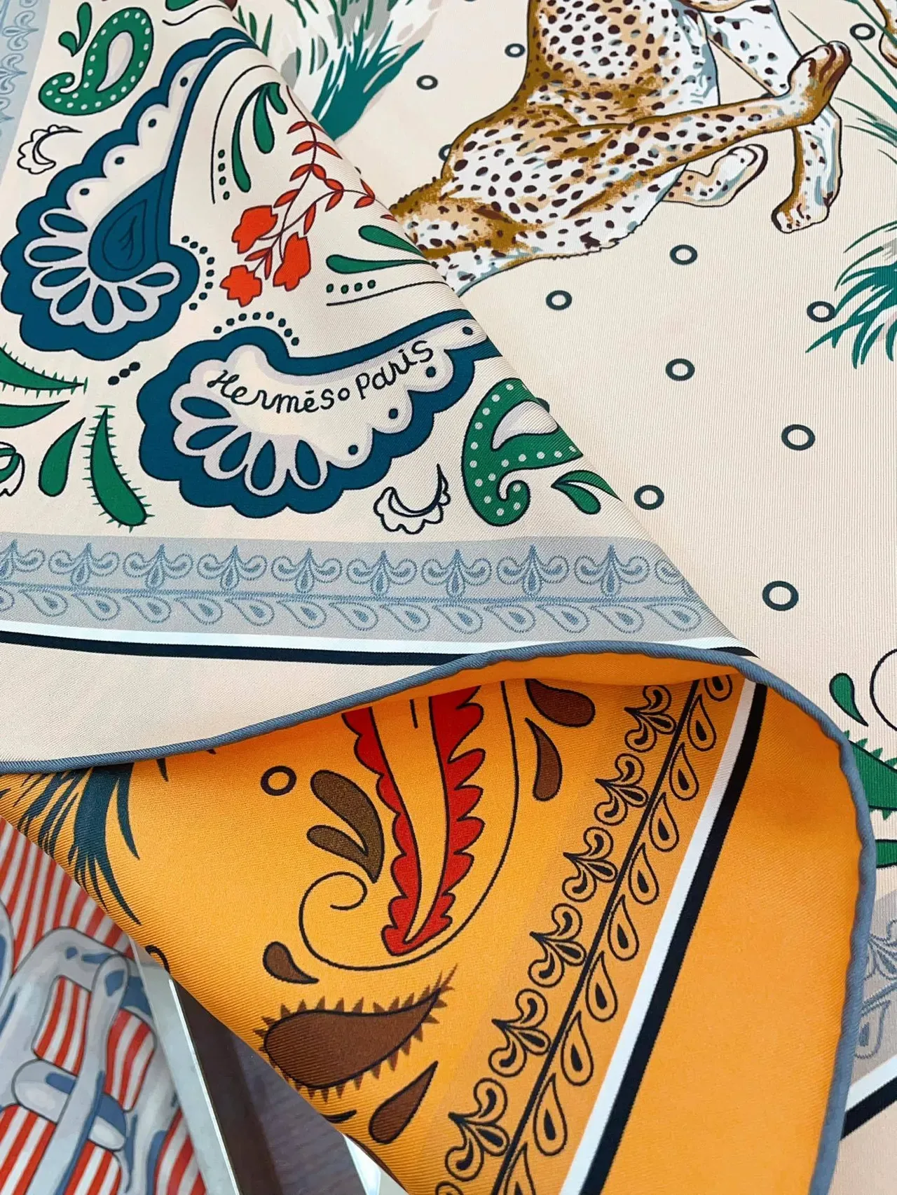 Hermès Pañuelo de seda beige con estampado de leopardo y paisley 8
