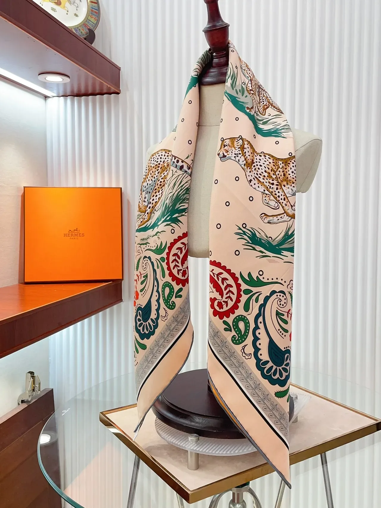 Hermès Pañuelo de seda beige con estampado de leopardo y paisley 9