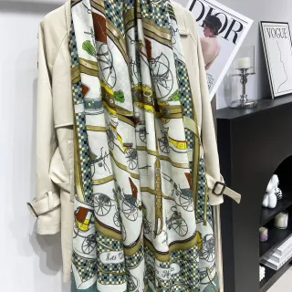 Hermès उपकरण अश्वारोही प्रिंट ग्रे-चेक रेशम स्कार्फ