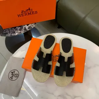 Hermès Oran صنادل جلد أسود ويوت إسفادريل