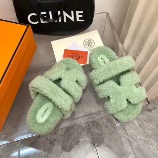Hermès Oran Green Beige লোমশ শিয়ারলিং-এর মতো উপাদান দুটি চওড়া স্ট্র্যাপ চপল